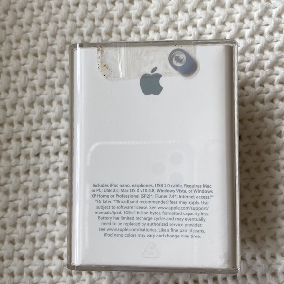 Ipod nano 4GB Silver Model A1236 - Picture 2 of 7